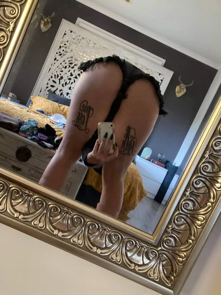 Who wears short shorts? ..... I wear short shorts😉 by [deleted]