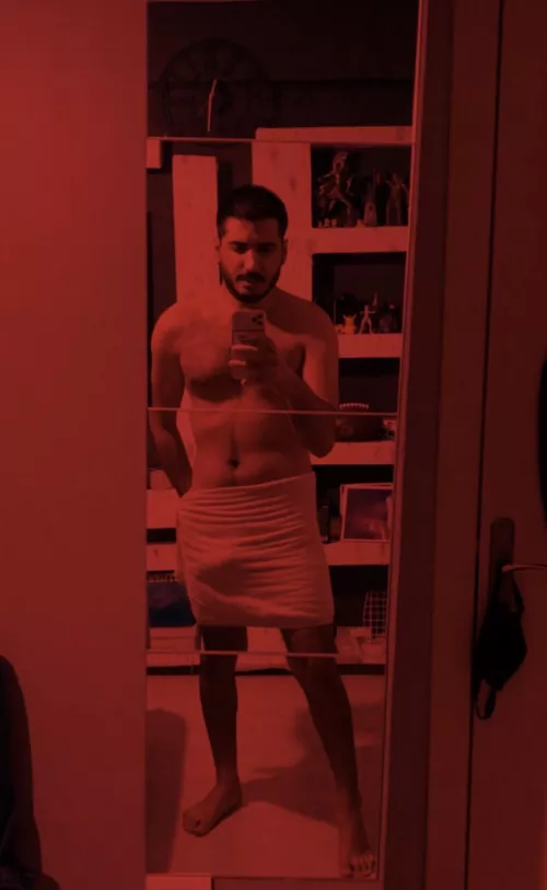 Who wonders what's under my towel by mrnalbant1