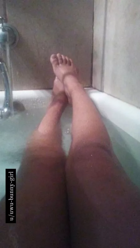 Who would like to join me in here hehe by uwu-bunny-girl