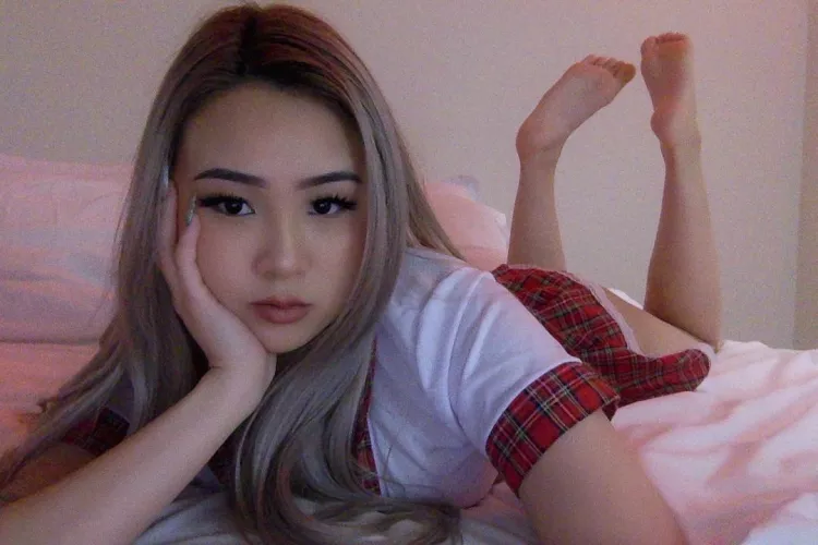 who would like to suck on my little toes? by godessval