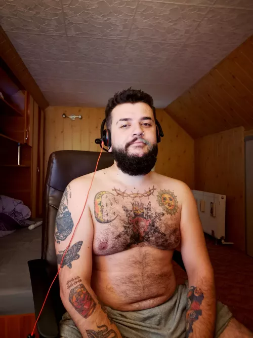 Whoring around while working 🤡, twitter @cubishh by Cubishh