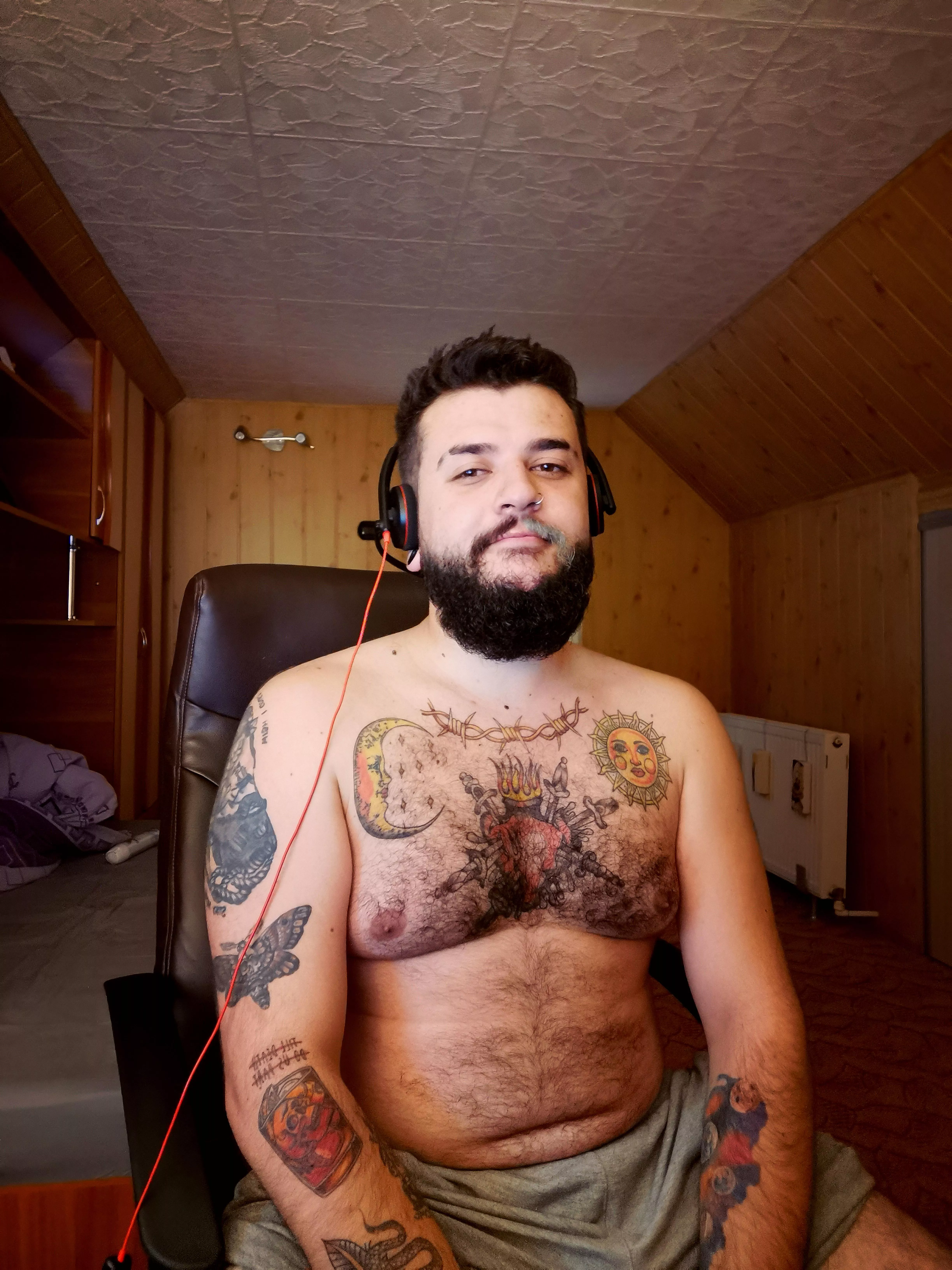 Whoring around while working 🤡, twitter @cubishh posted by Cubishh