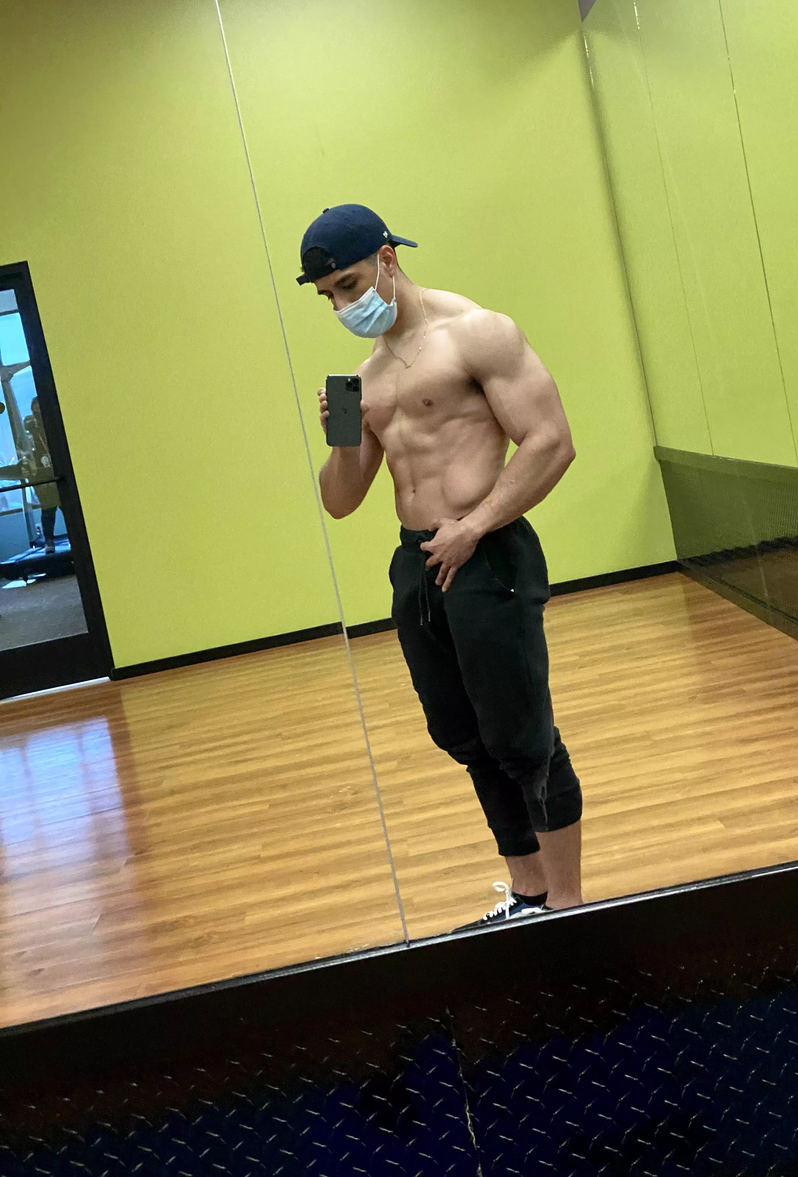 Who’s down for a special gym bathroom workout (; posted by elbukii