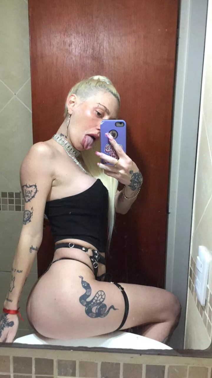 Who’s edging? Because I am posted by Yukibotxoxo