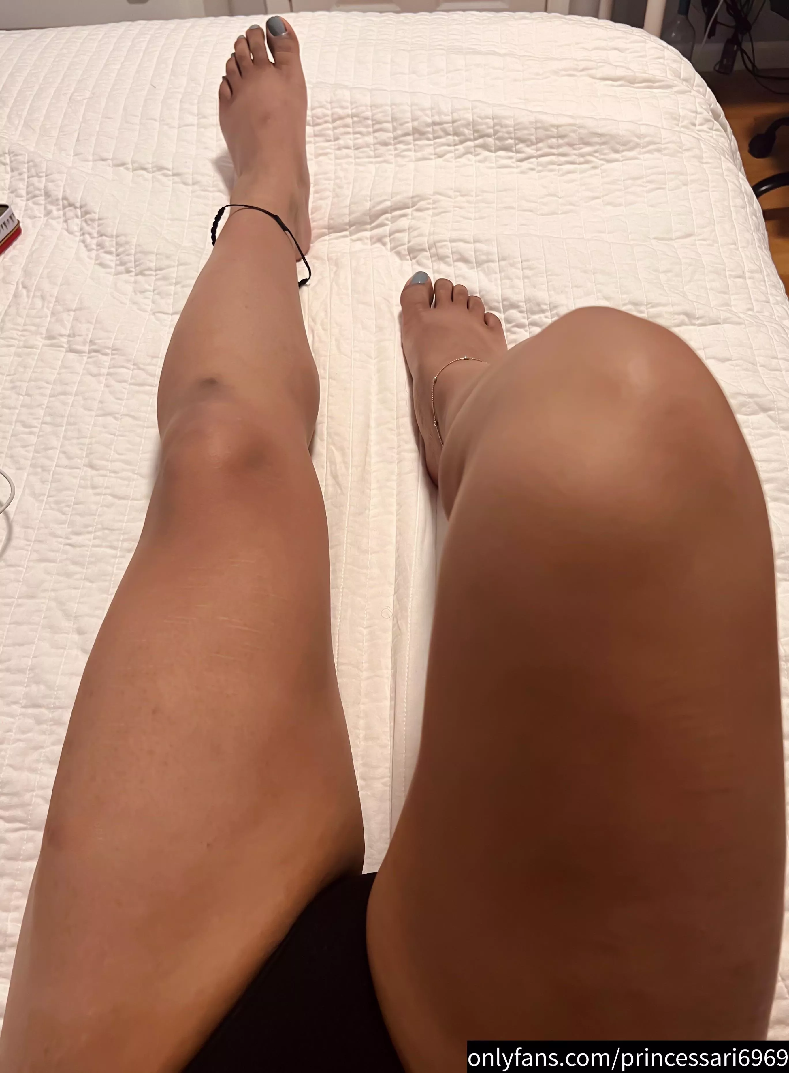 Who’s going to cum lick my feet posted by PrincessAri6969