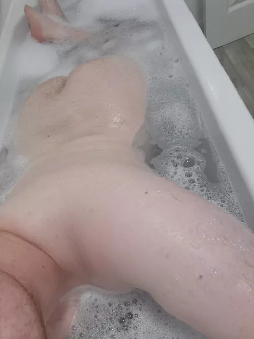 Who's going to wash my back? by RG-96