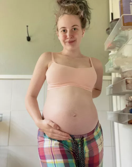 Who’s looking to be extra kinky and breed my left side? (I have uterus didelphys) 😈💗🤰🏼24weeks by thickassgoddess