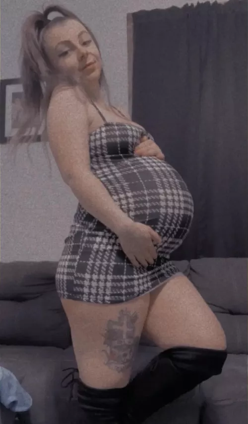 Who’s trying to see my 😻 I’m due here in 4 days an I’m definitely gonna miss being pregnant !!! I love being constantly 💦💦💦 an turned on so easily 😜 I’m surprised I haven’t got fucked into labor yet 😈😈 by Kinkybbe