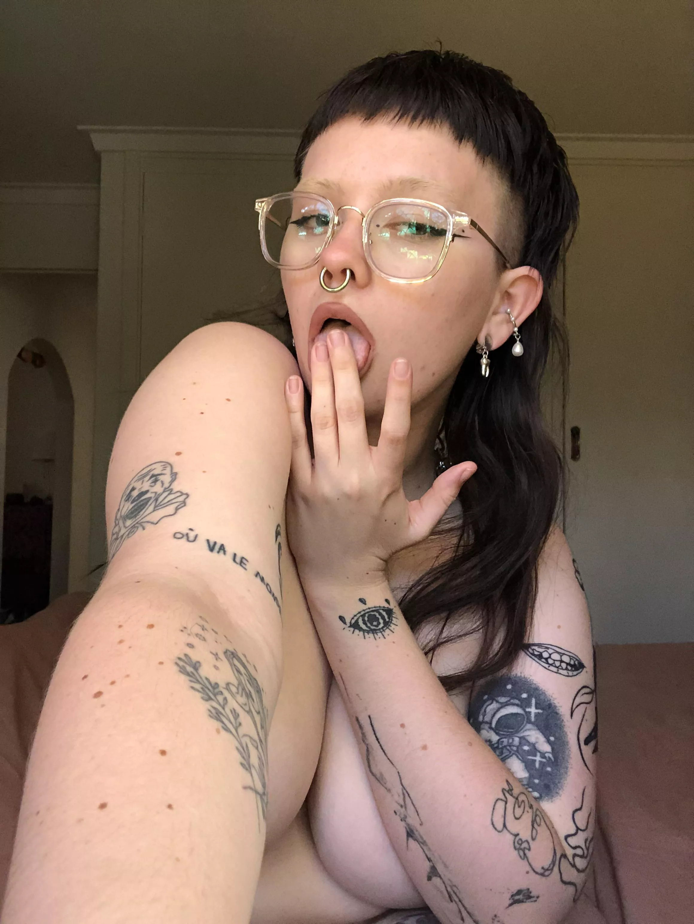 Who’s up? 😈 I wanna chat posted by bogbitchh