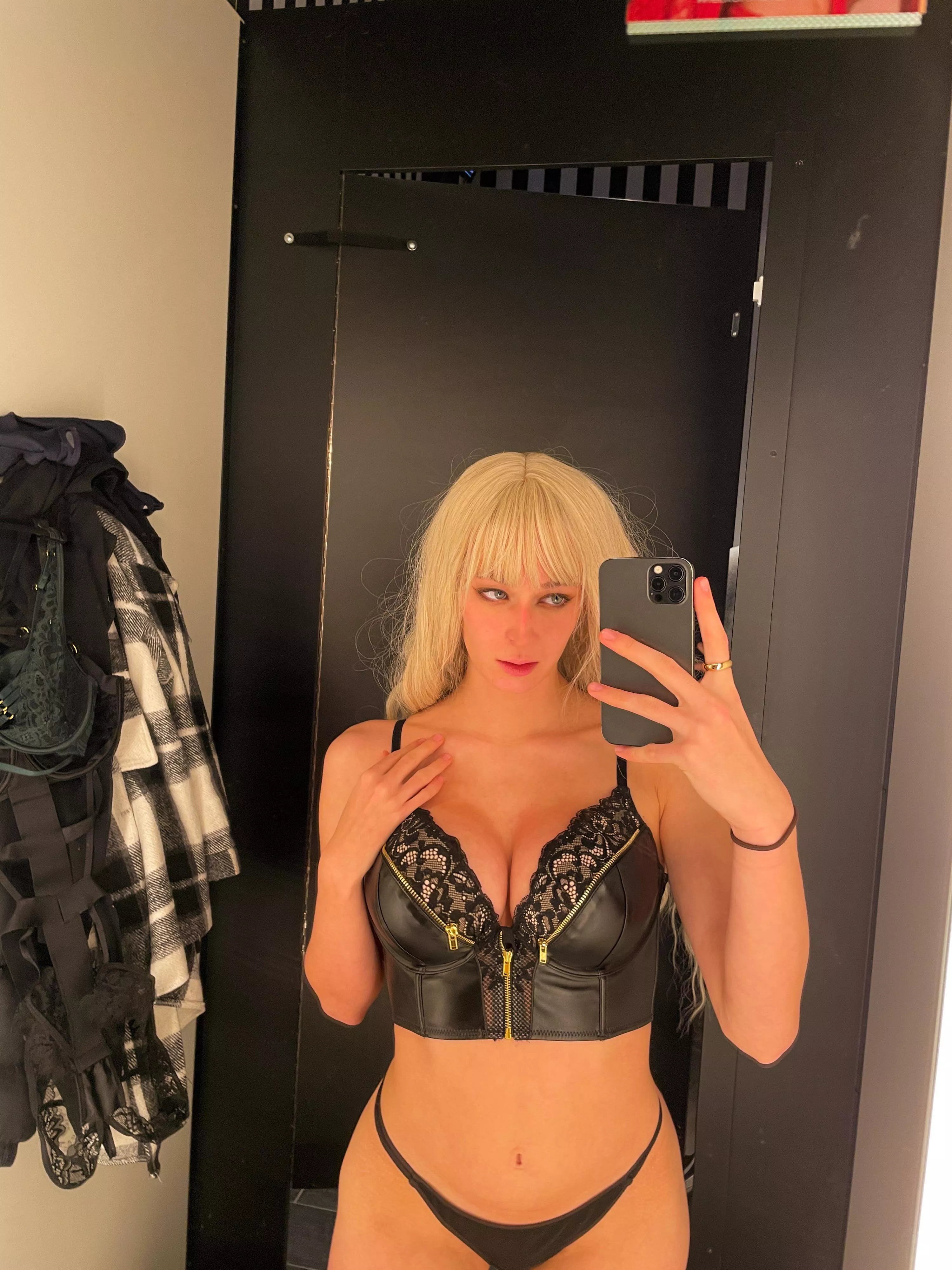 Why I get always horny in a changing room 🤪 posted by germanvanessa