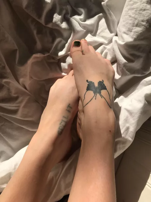 Why is there no face under my feet? by slavicfeets