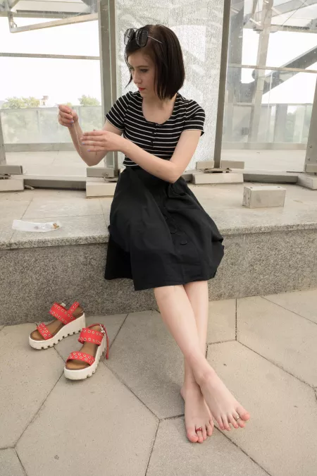 Why not use an anklet with toe rings? by sexyfeetexpo