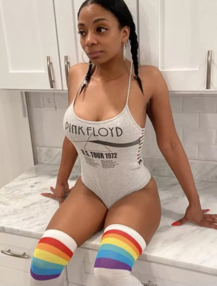 Why take me to the bedroom when you can lift me up on these countertops and dig me out. posted by QuietMoney-68