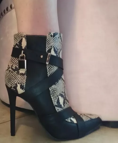 Why, yes, that is a padlock by kitty_catharsis