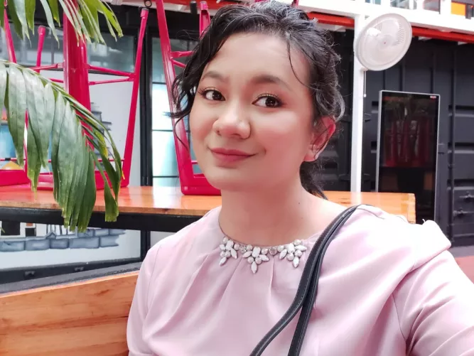 Wife on a date with her lover (F25) by twoIsAFive