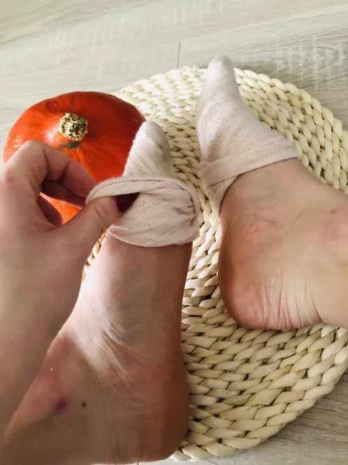 will you help to take off the socks? by elsemusve