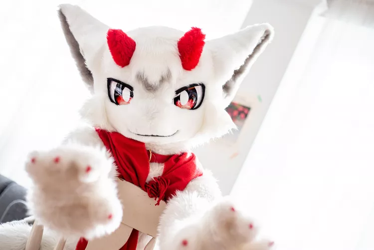 Will you hold my hand? by Lapyu