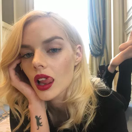 Wish a bi bud would replicate Samara Weaving’s pose here while I jerked to her by bananaman660