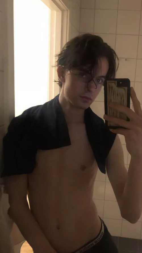 Wishing you good night with a post-shower selfie. Sleep well y’all by swedeboibi