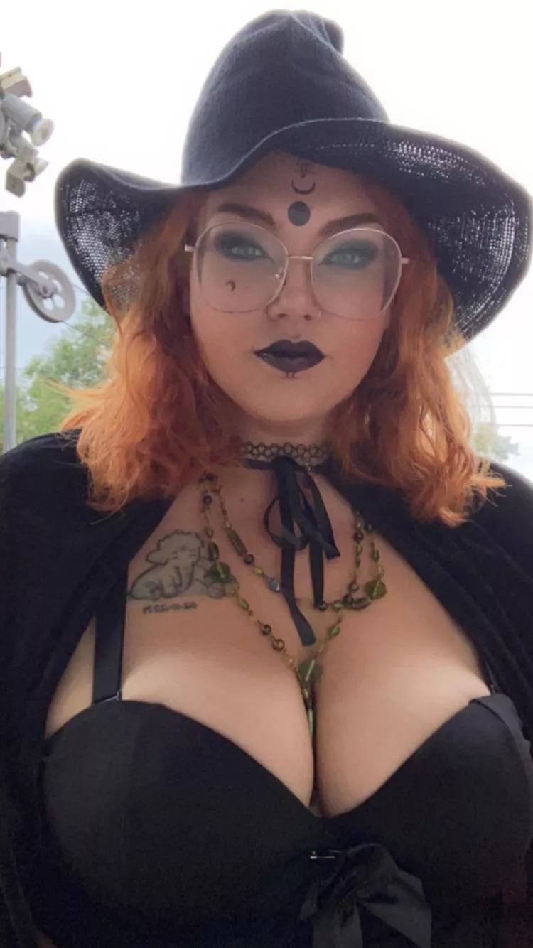 Witchy cleavage 🎃 posted by Ronica_Peach