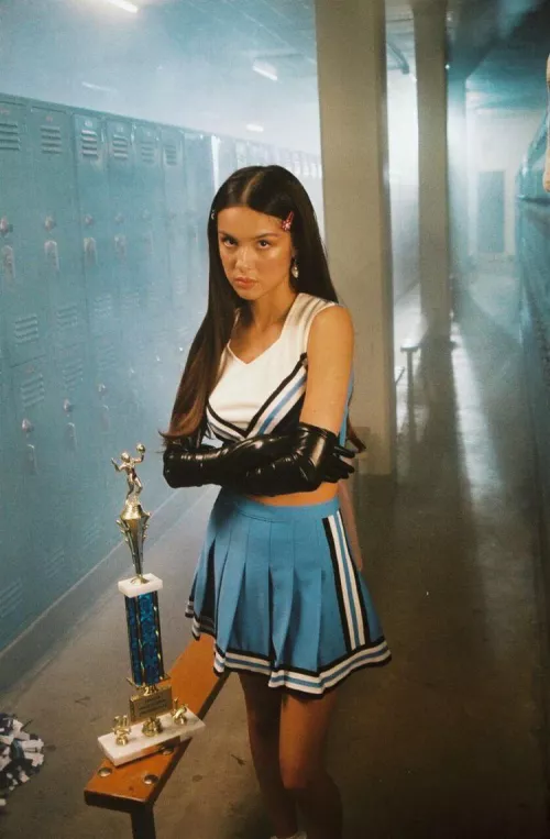 Woke up throbbing for Olivia Rodrigo, can someone help me by rp-ing as her by charliel370