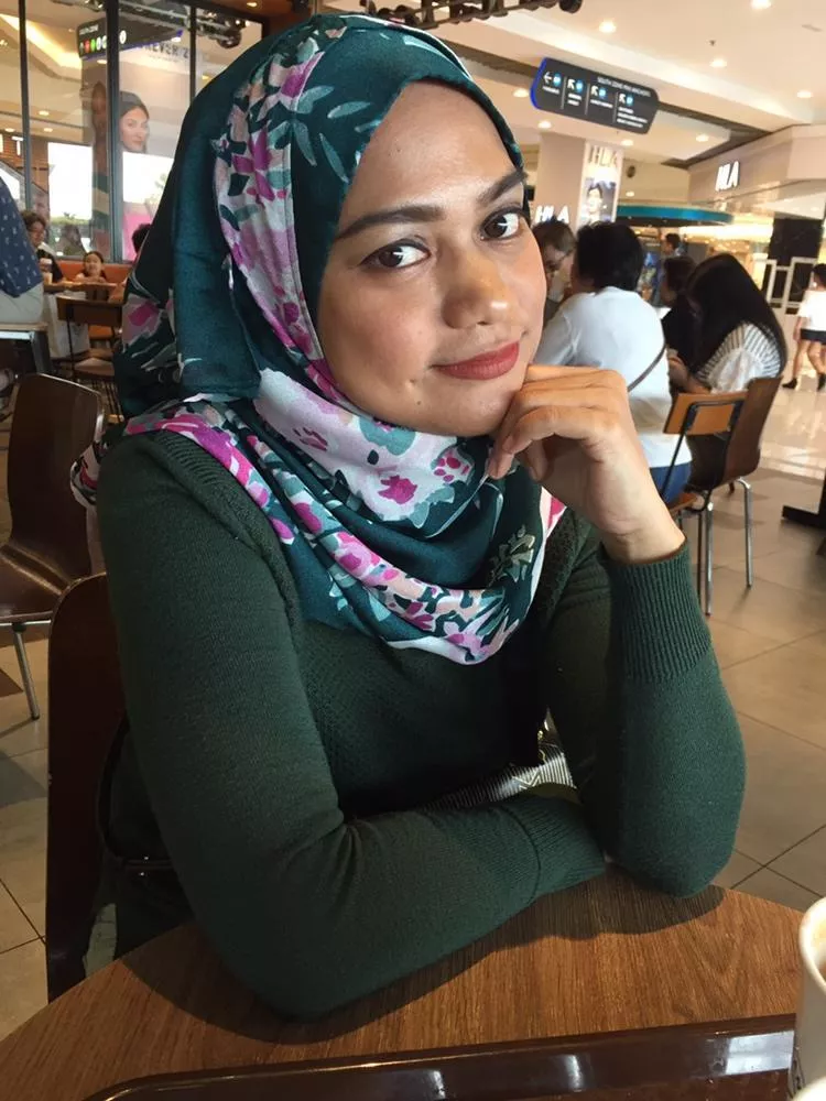 Wonder what she's lookin at posted by Jolly-Vermicelli-126