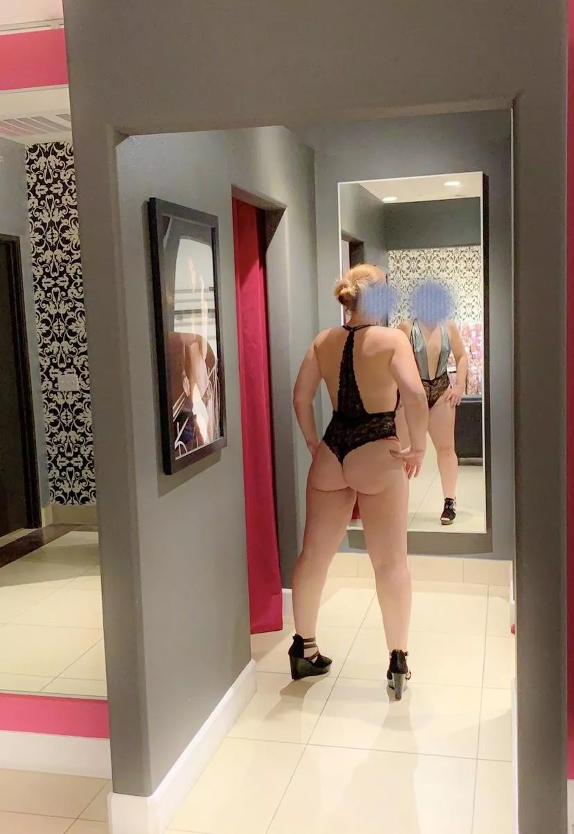 Wondering why they put mirrors outside of the dressing rooms at the lingerie store🤔 (f)40 posted by seanandash