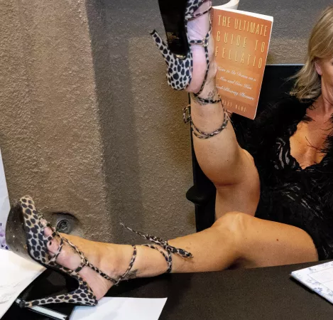 Workin’ at my desk😜💋 wanna work with me? by Gilfamatrix