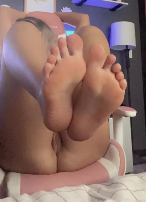 working from home can be sooo boring sometimes. by CaliLynnOF