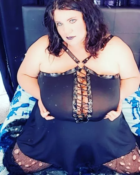 Working on the Halloween look by soterialush