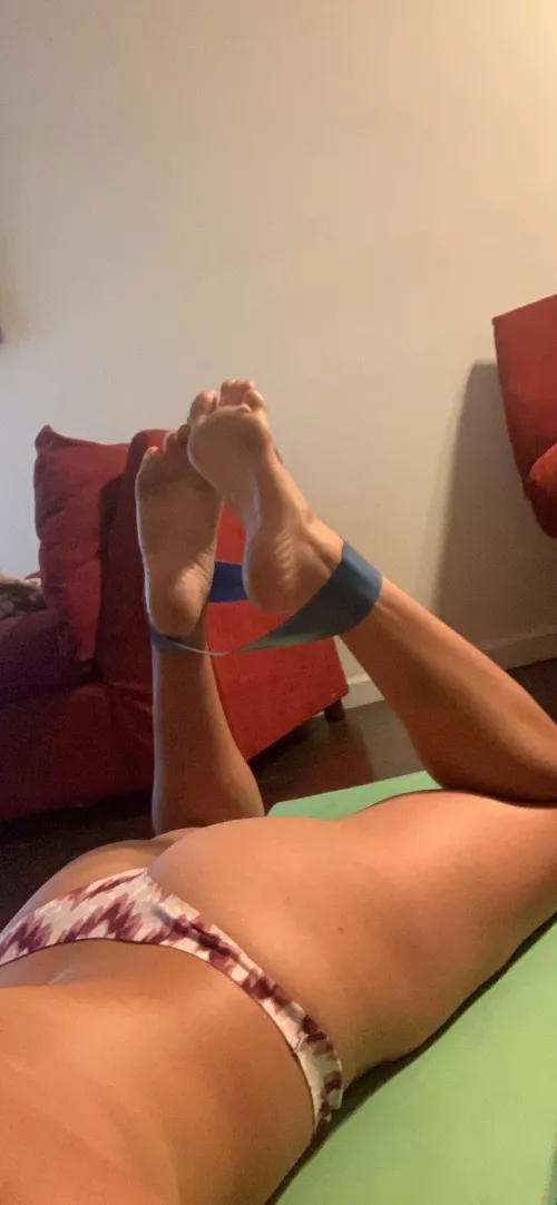 Working out in the comforts of my own home 🍑😏 by librabutterfly