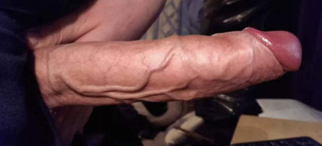 Works sucks today but do you? Bored and horny at my desk by sausagefat12