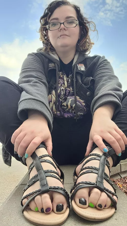 Worship these toes, I don't care if someone sees us 😜 by monstrous_cutie