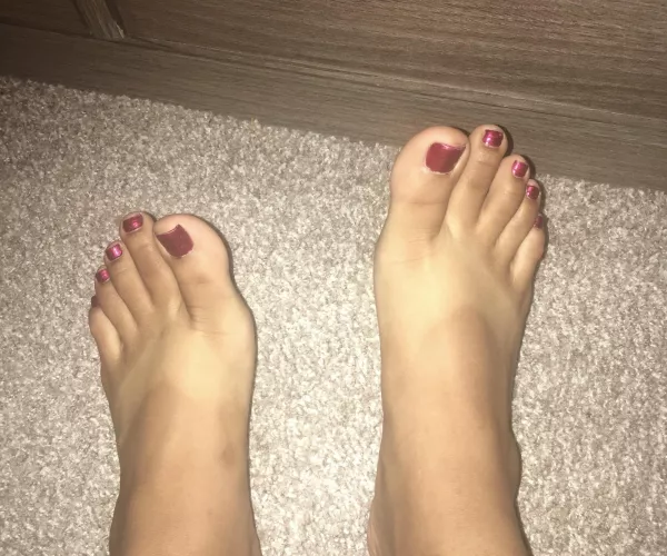 Worship your Latina Goddess and her powerful feet! My sexy Latina feet want you to worship and serve them! by praiseofbacchus