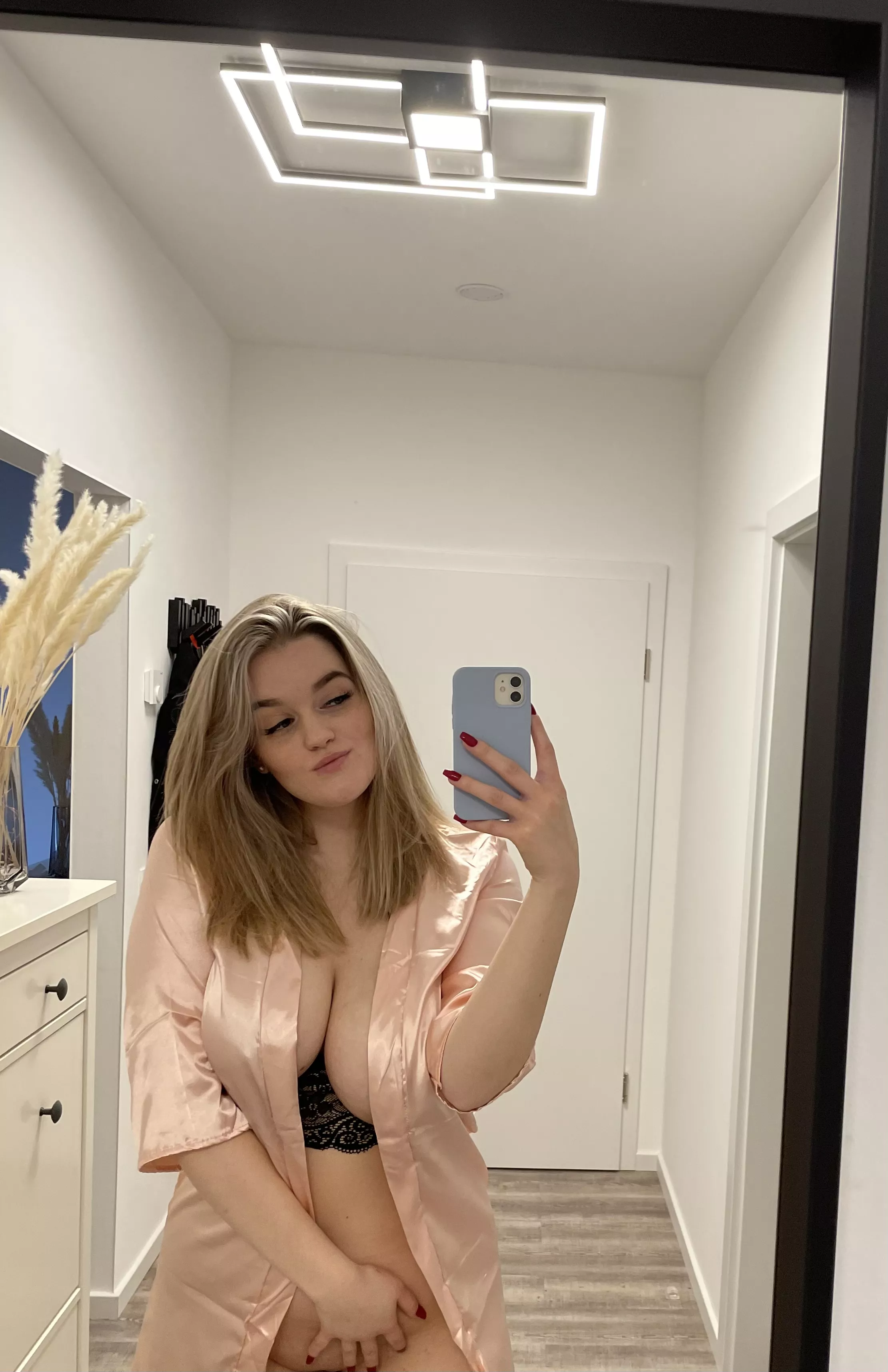 would make my day if at least one person loved my big chest 😇 posted by sophiafoxx20