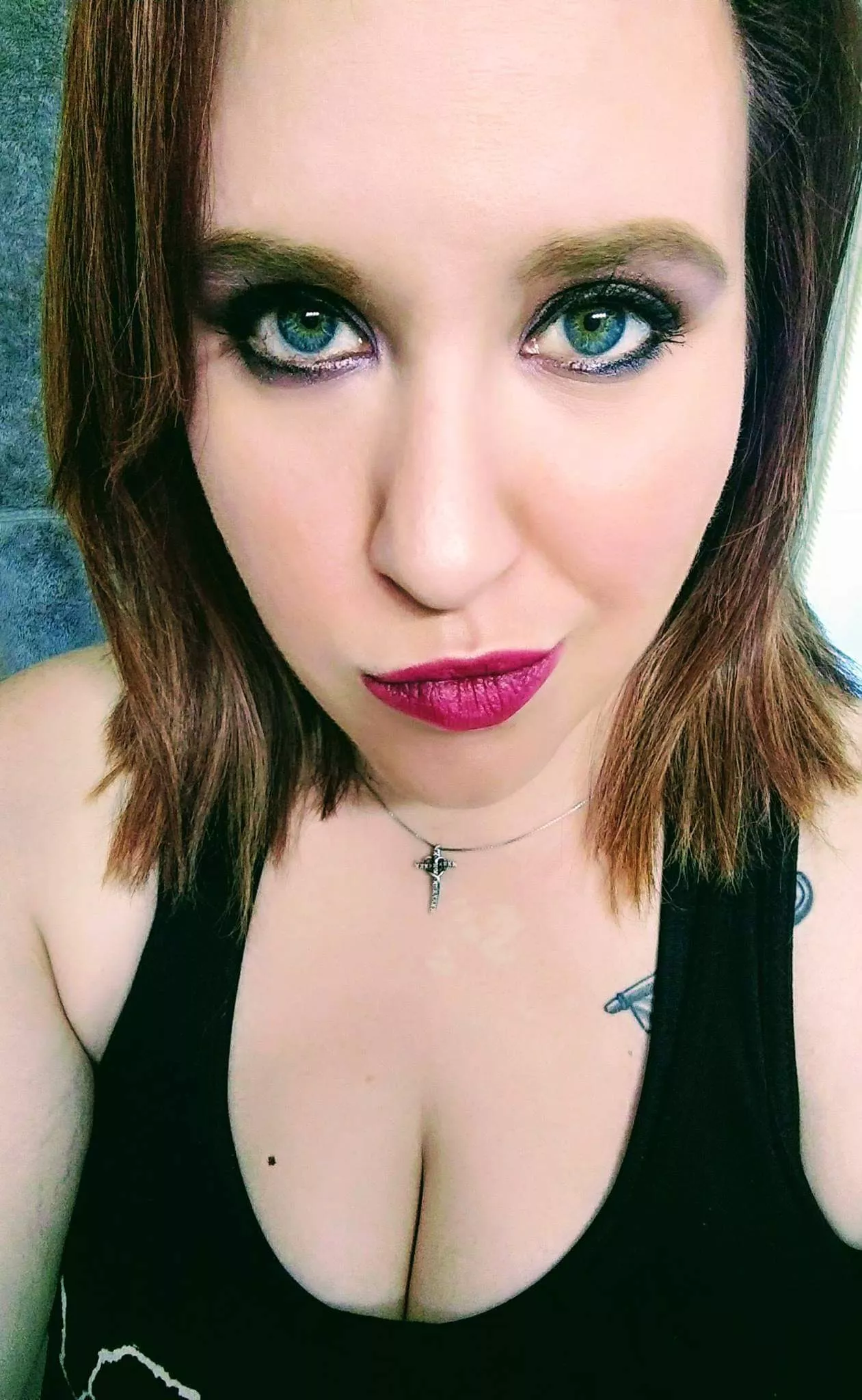 Would really enjoy cum on my cousin's face posted by durtyboi902