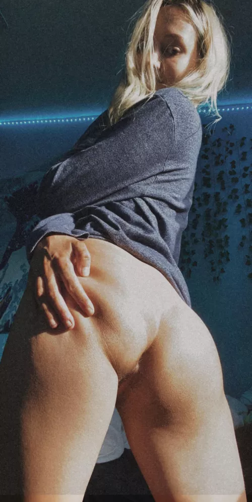 Would u smack my ass? by windahem