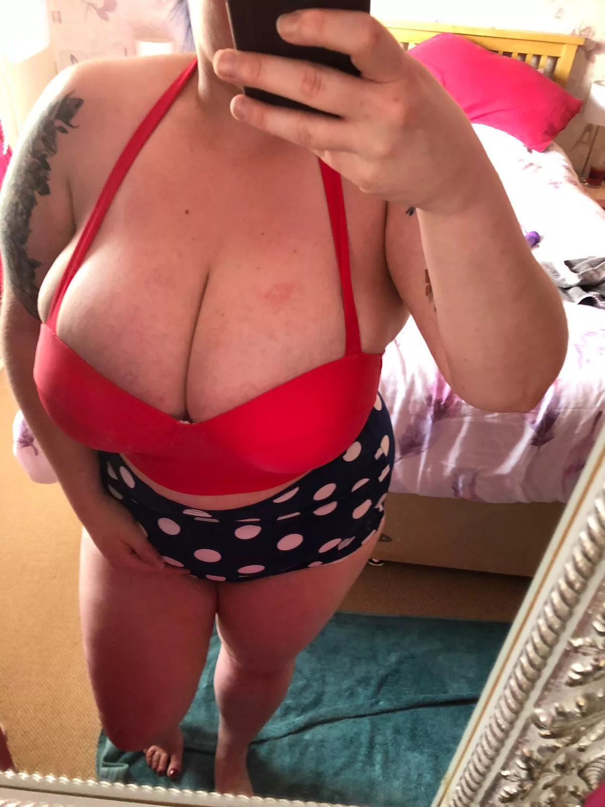 Would you approve of this cleavage? 💋 posted by 251869