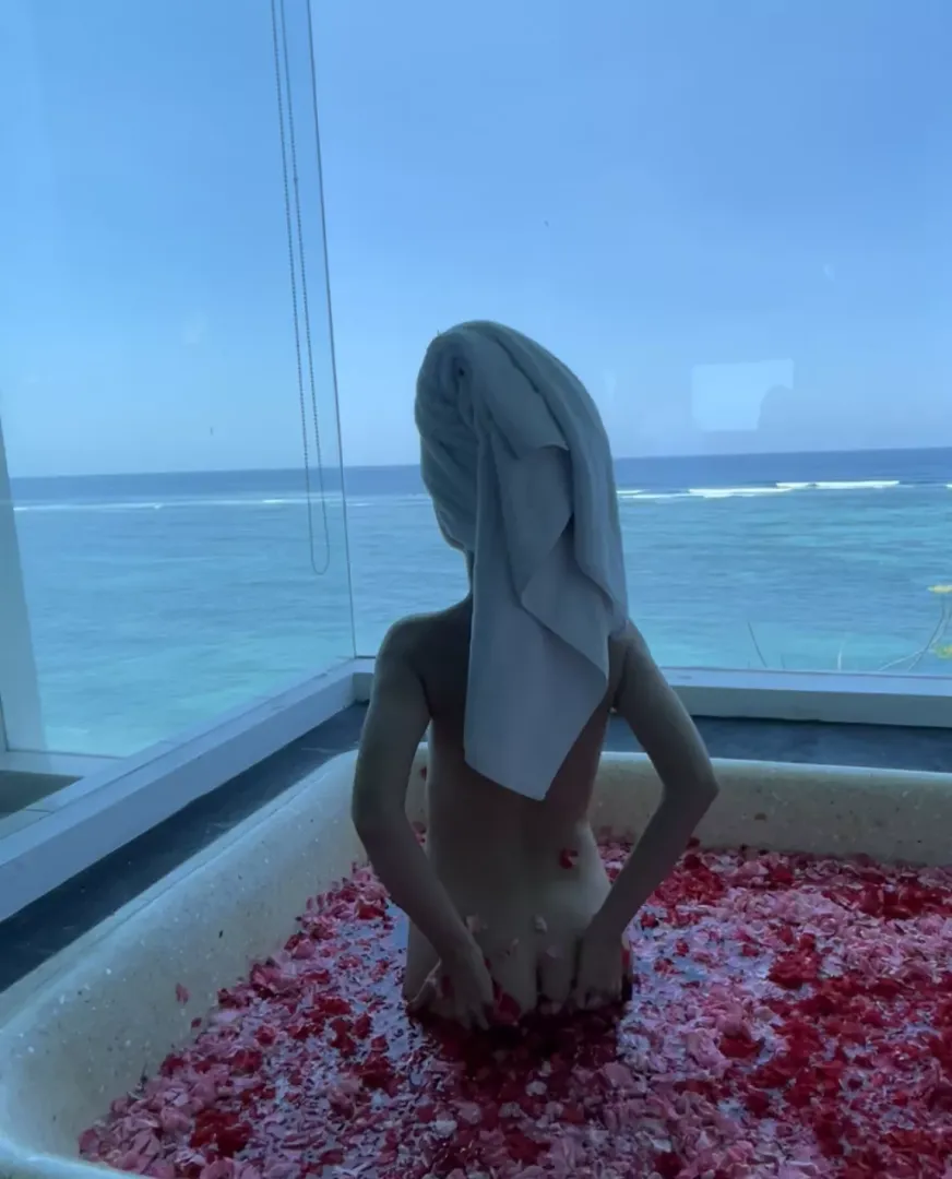 Would you bath with me? posted by Elina_re