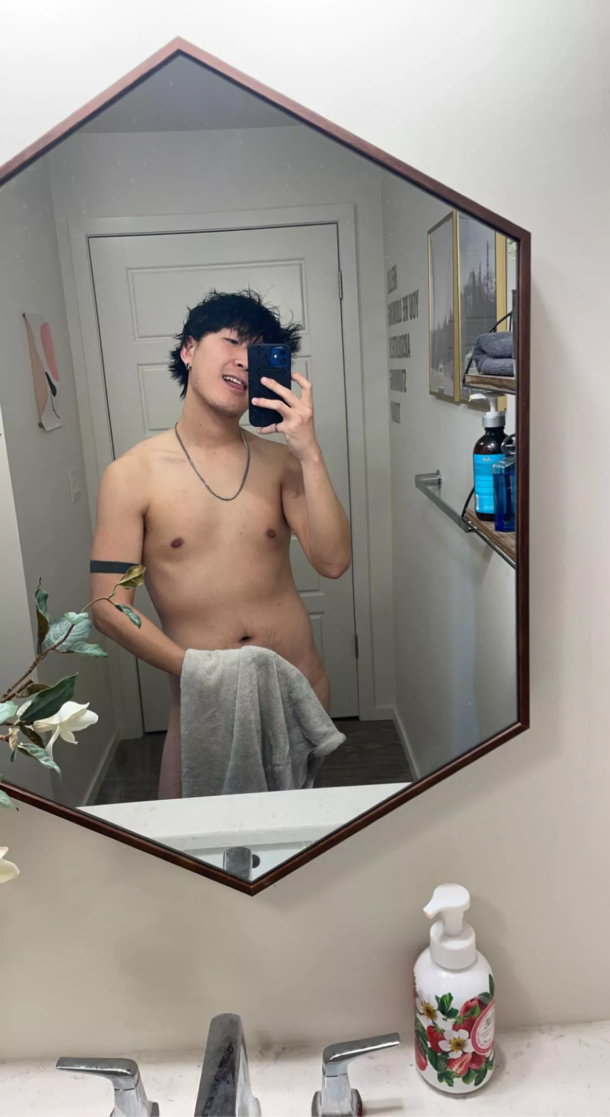 Would you come join me in my bathroom 😏 posted by toogoodtobetruedude