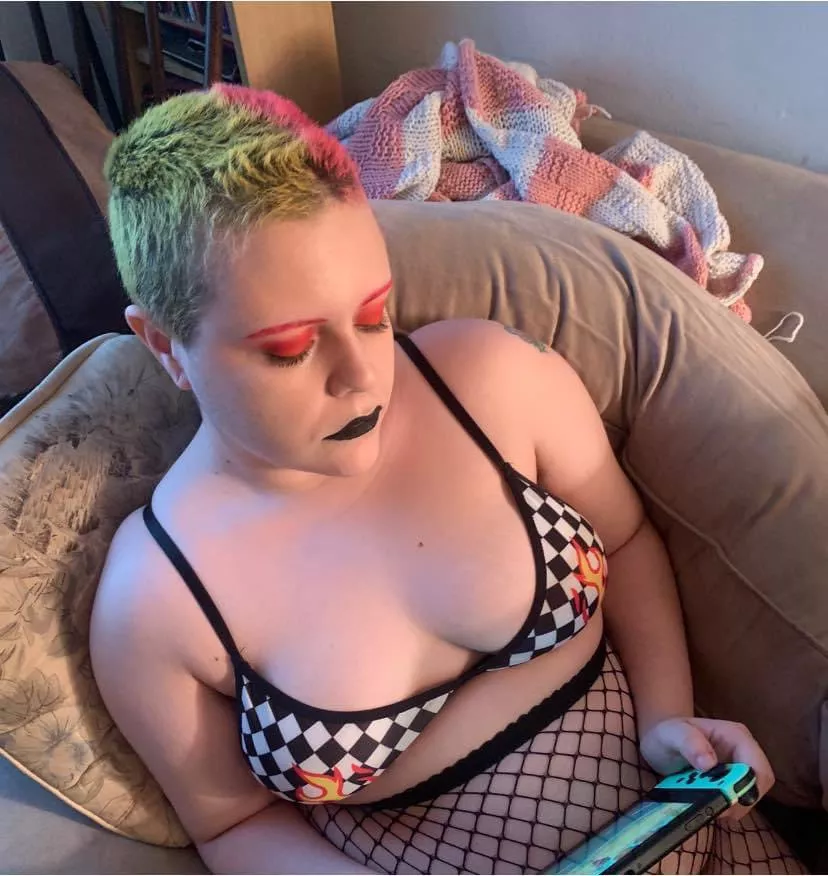 Would you date an alt gamer girl? Also tell me your favorite video game! posted by scoobsboob