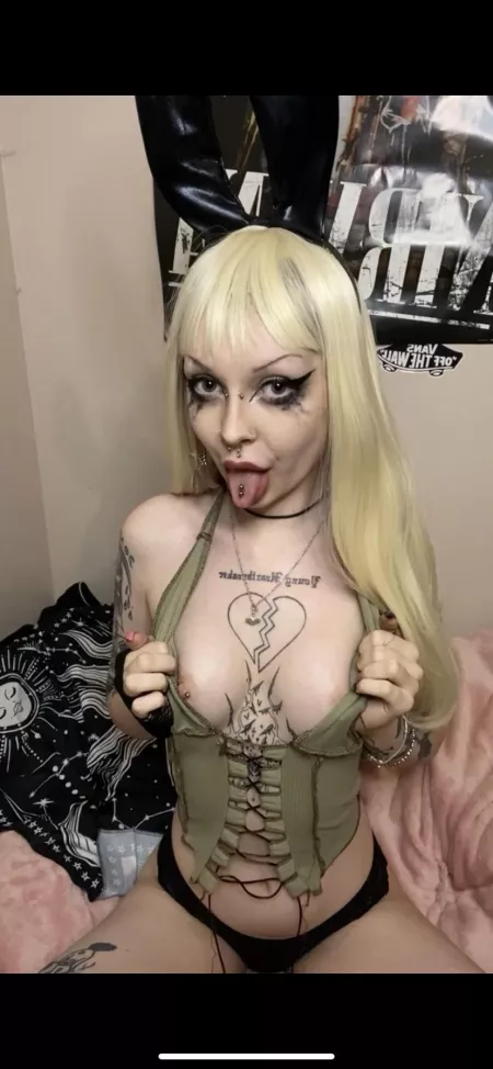 would you fuck a blonde slut ;p by freakonaleash47