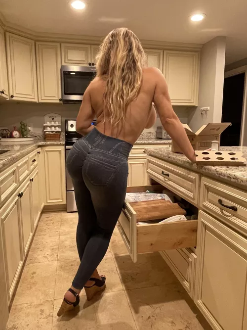 Would you help this lonely MILF do her house chores? 😉 by itskansdy