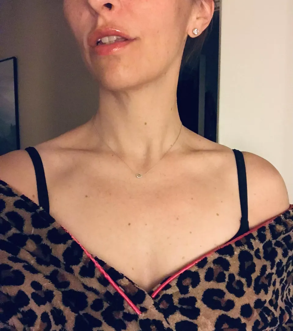 Would you kiss my neck and collarbone gently? 💕👄 posted by I-am-your-Aphrodite