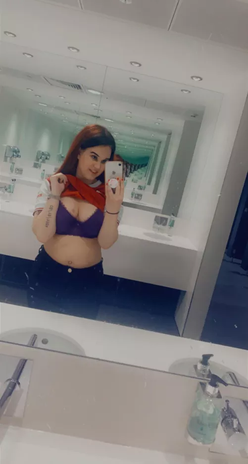 Would you let me flash you?👀 by LilaJade