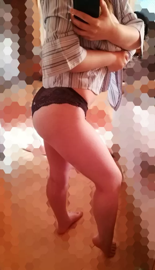 Would you like this feet around your cock? by Lyly212