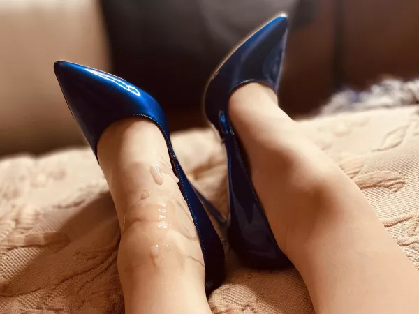 Would you like to cum on her feet too? by FF-2000