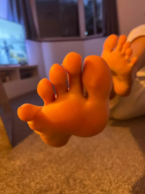 Would you like to play with my toes? by xameilasmithx