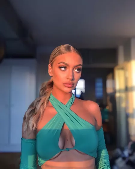 Would you like to slide your 🍆 inbetween? by hrtmontan