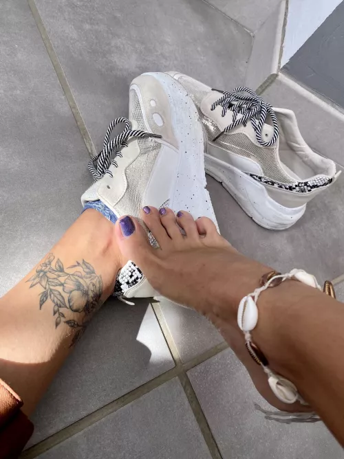 Would you like to sniff them? 🥵 by missprettyfoot0